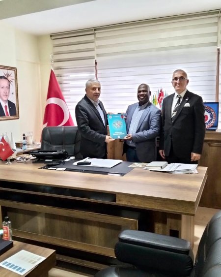 Fildişi Sahili Temsilcimiz ve değerli iş insanı Sayın Salih Bey’i genel merkezimizde misafir etti.