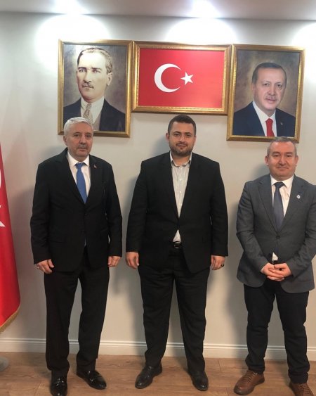 Genel Başkanımız Ahmet Ortatepe ve KOBİ Geliştirme Koordinatörümüz Ahmet Köknar, AK Parti Bahçelievler İlçe Başkanlığı’nı ziyaret ederek İlçe Başkanı Sayın Emrah Parlak’a hayırlı olsun temennilerinde bulundu.