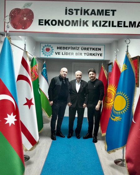 Genel Başkanımız Sayın Ahmet Ortatepe’yi, Ramaaz Tech şirket sahibi ve Genel Başkan Yardımcımız Muhammed Ahmet ve amcaoğlu, aynı zamanda Kilis Simya Okulları’nın sahibi ve Suriye Azez’de eğitim sektöründe önemli yatırımlara başlayan Sayın Talat Ahmet ziya